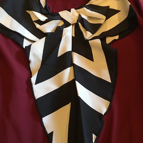 Sleeveless Tunic with a Striped Bow Back. - Picture 5 of 7