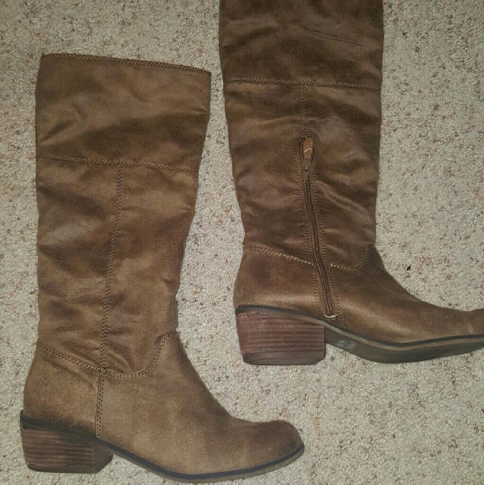 Sold **Tan/Taupe boots