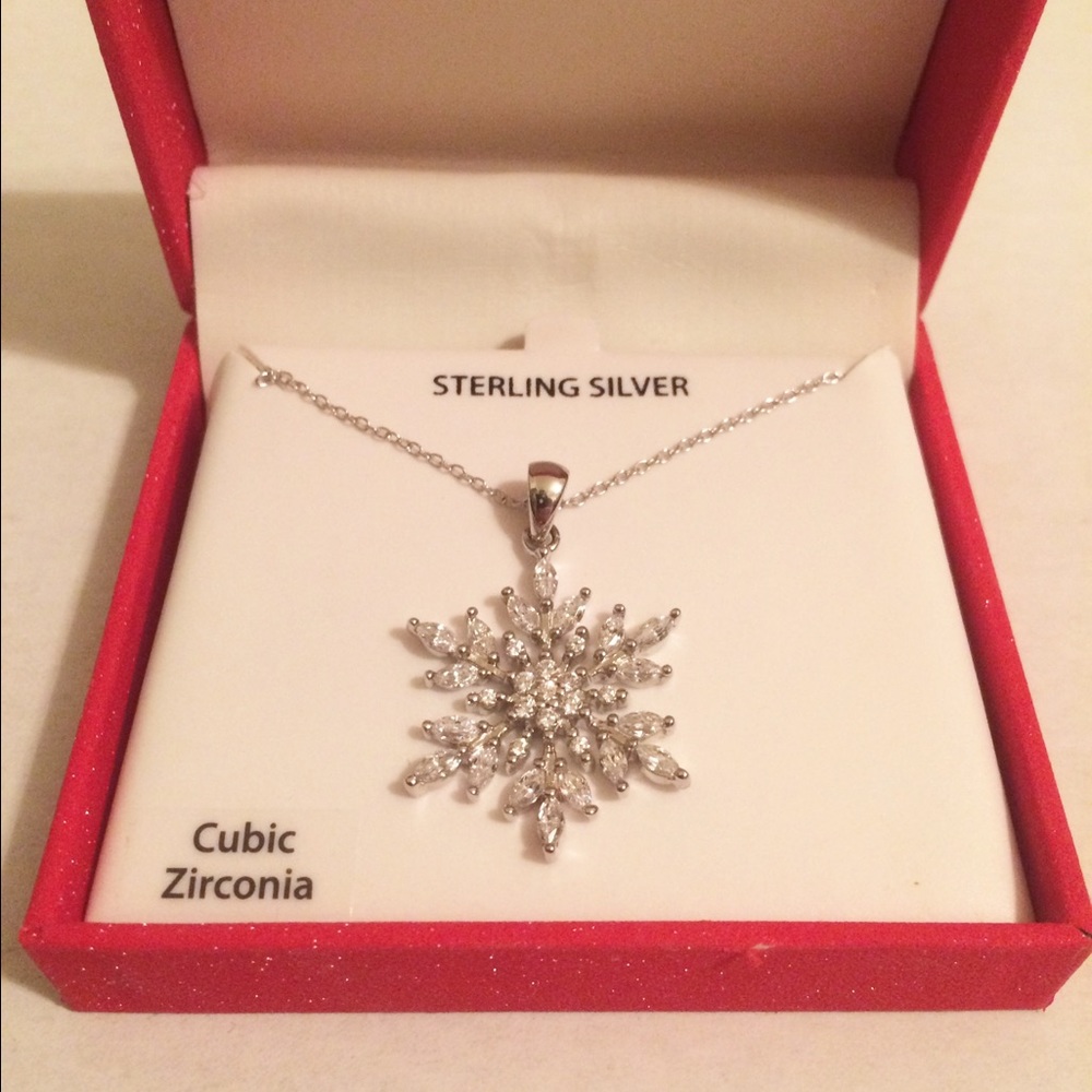 Brand New Snow Flake Necklace (Make An Offer!)
