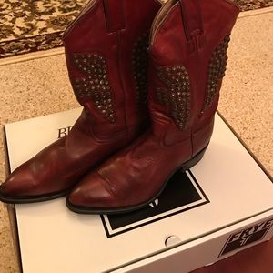 FRYE BILLY HAMMERED STUD RED LEATHER BOOTS 10