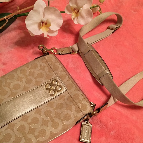 Authentic Coach Cross Body bag - Picture 1 of 4