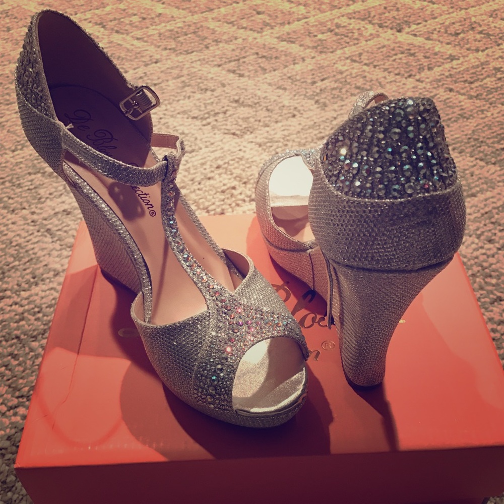 Evening Bridal Silver Wedges sz 7.5-Make Offer💕