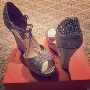 Evening Bridal Silver Wedges sz 7.5-Make Offer💕