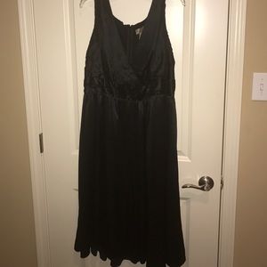 Back zip black sleeveless dress