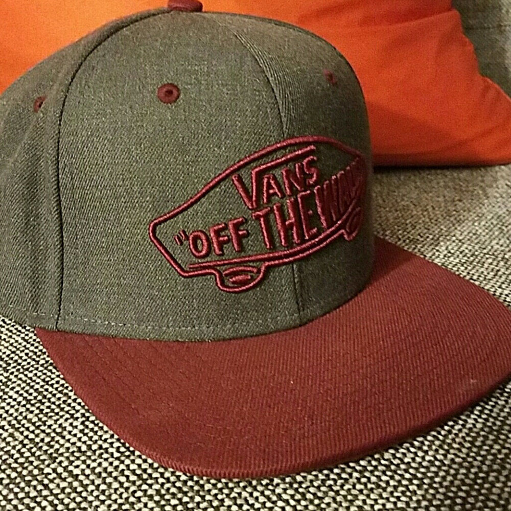VANS OFF THE WALL  SNAPBACK HAT,