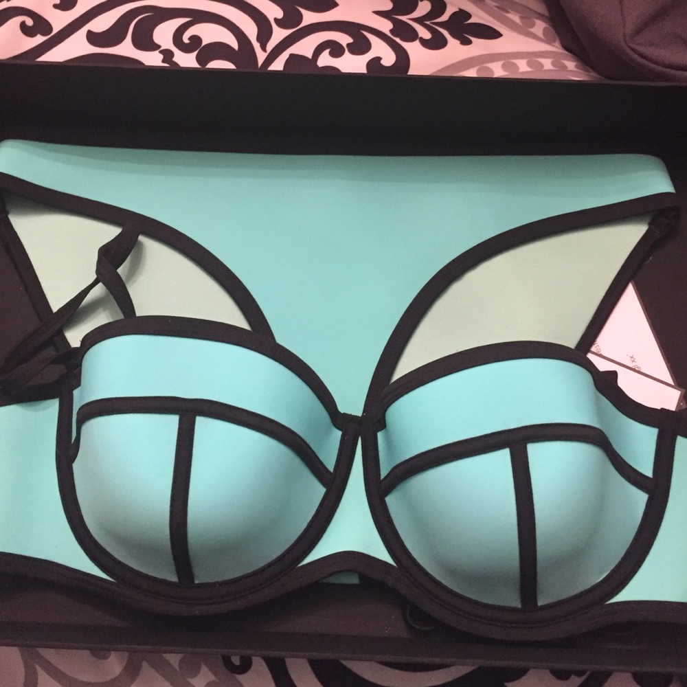 NWOT TRAINGL MILLY- SANTA ROSA SPLASH