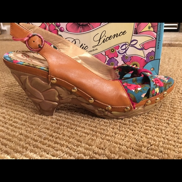 9.5 Poetic Licence Honey Moon peep toe Wedge - Picture 2 of 4