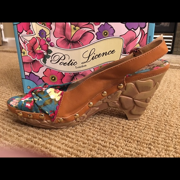 9.5 Poetic Licence Honey Moon peep toe Wedge - Picture 3 of 4