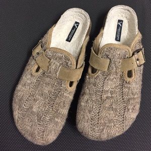 American Eagle Clogs 8.5