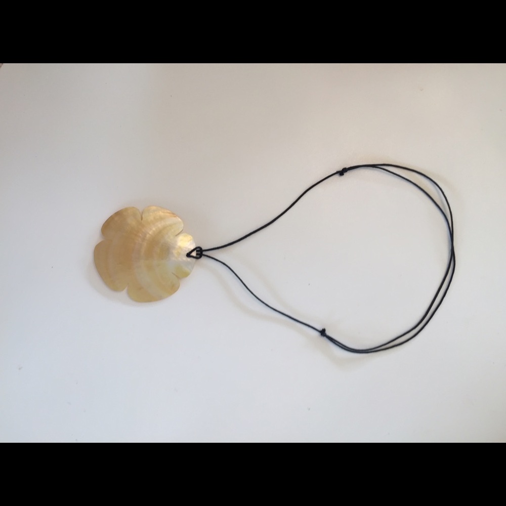Shell pendant with adjustable lariat