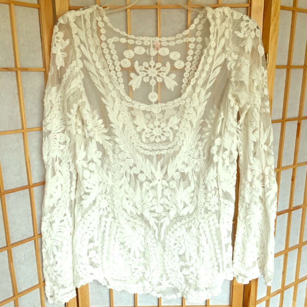 Gorgeous lace-like embellished top 🦋