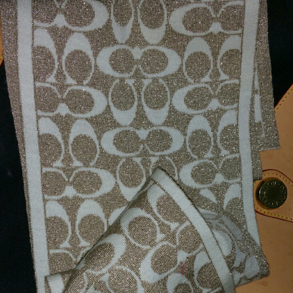 Coach Scarf - Picture 2 of 3