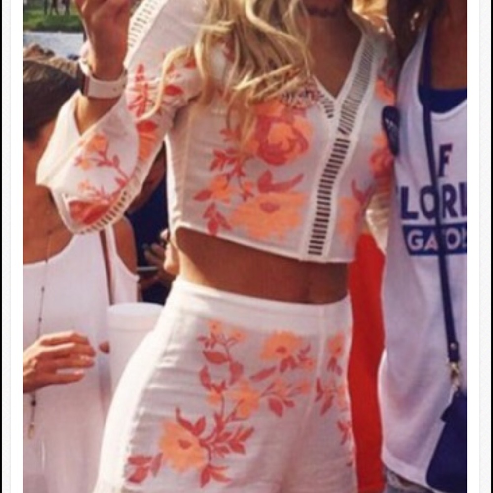 LOOKING TO BUY THIS 2 PIECE SHORT SET!!!!