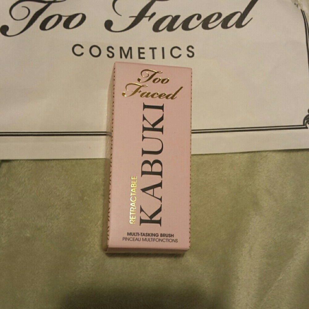 Too faced retractable kabuki brush
