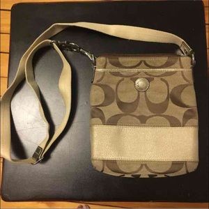 Coach Crossbody w gold stripe.