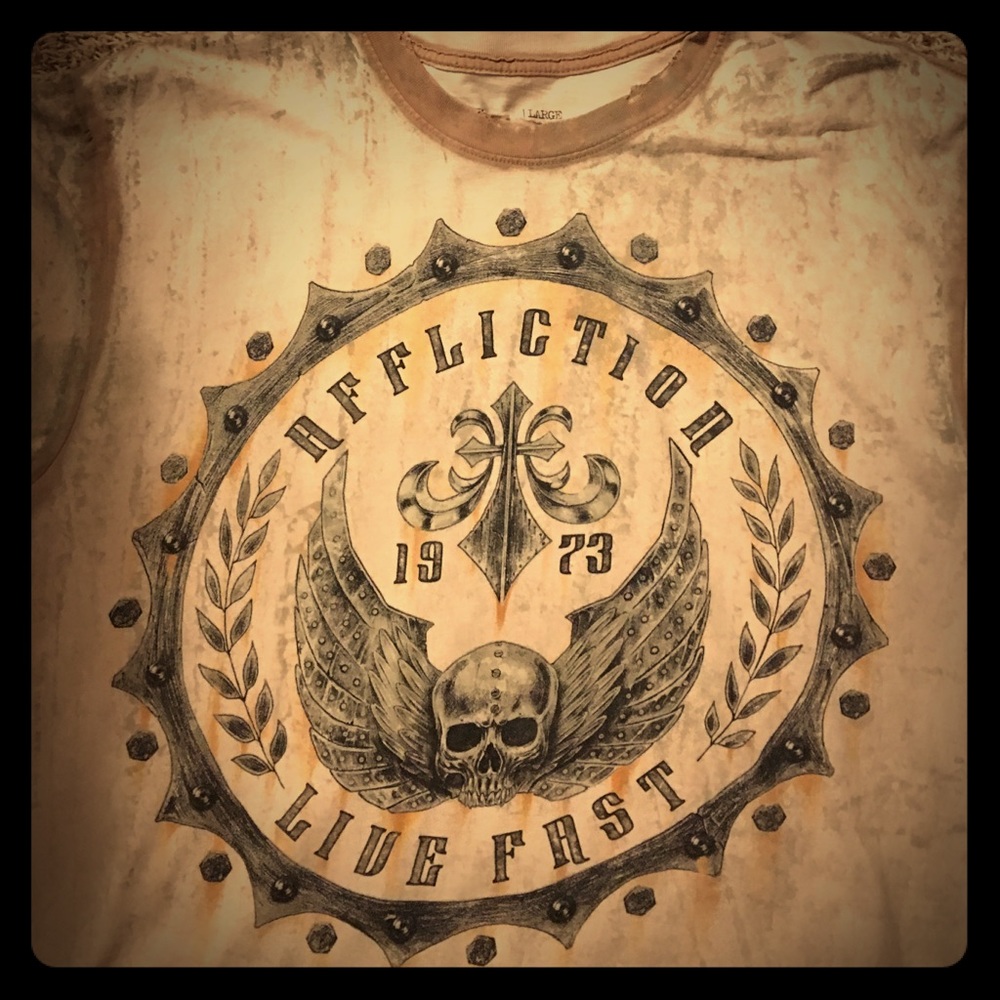 Affliction Men's large tan tshirt