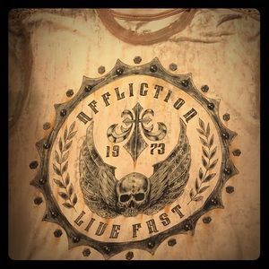 Affliction Men's large tan tshirt