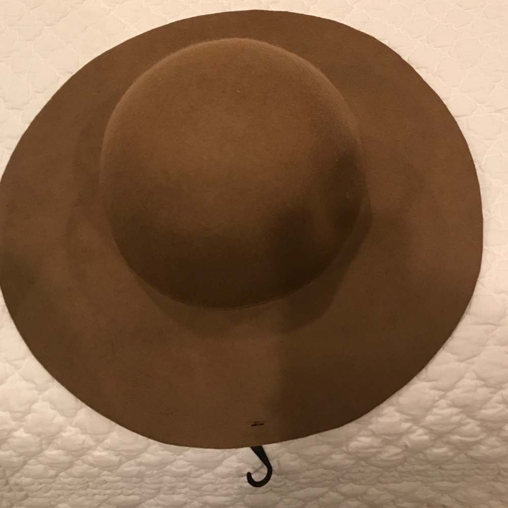 New hat in brown never worn!!