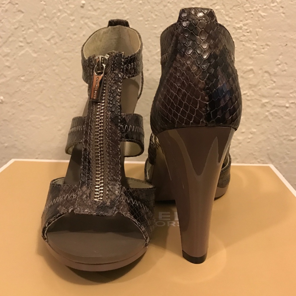 ✨BRAND NEW✨ Michael Kors T-Strap Sandals