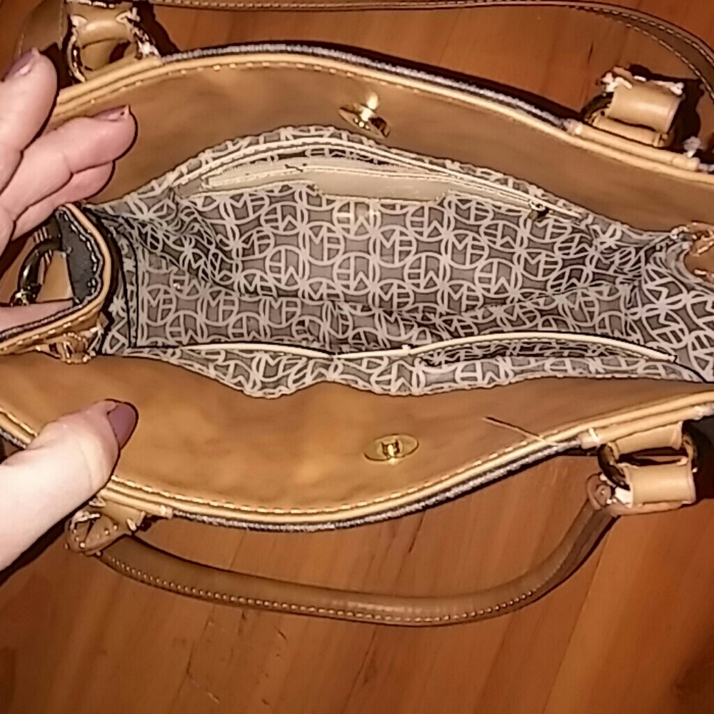 Purses - Picture 3 of 4