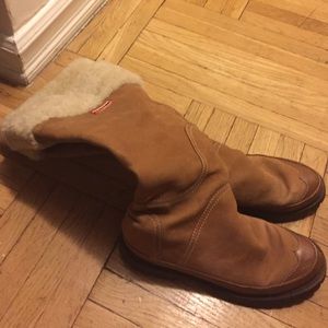 Brown hunter boots with fur