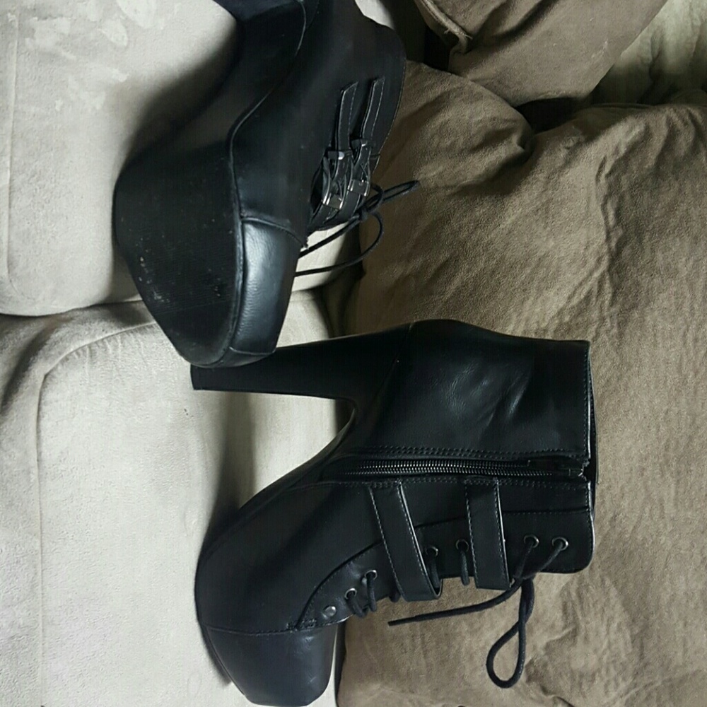 Black heel boots