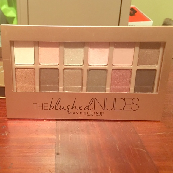 Maybelline The Blushed Nudes Palette - Picture 1 of 3