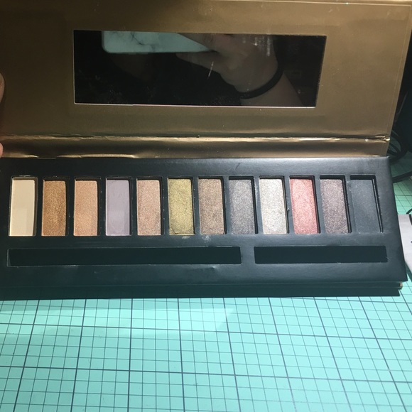 Au Naturel Eyeshadow Palette - Picture 2 of 4
