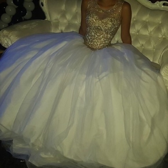 Beautiful white & gold gown - Picture 2 of 4