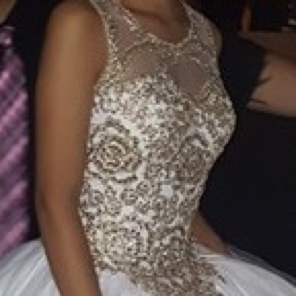 Beautiful white & gold gown - Picture 4 of 4