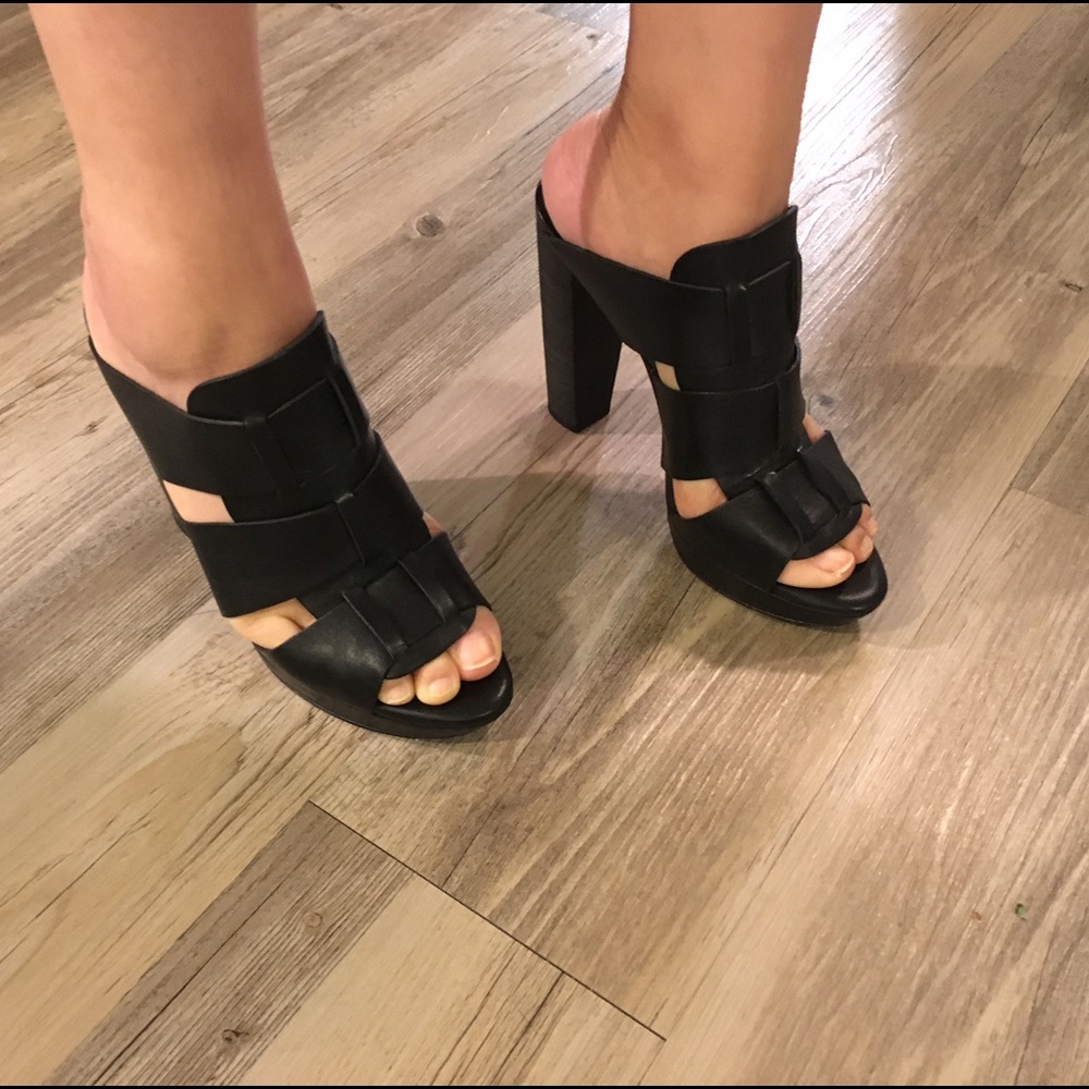 *Model Pics* Vera Wang Black Leather Mules
