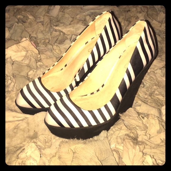 Aldo striped wedges!!! - Picture 4 of 4
