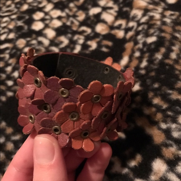 Detailed Bracelet - Picture 2 of 2