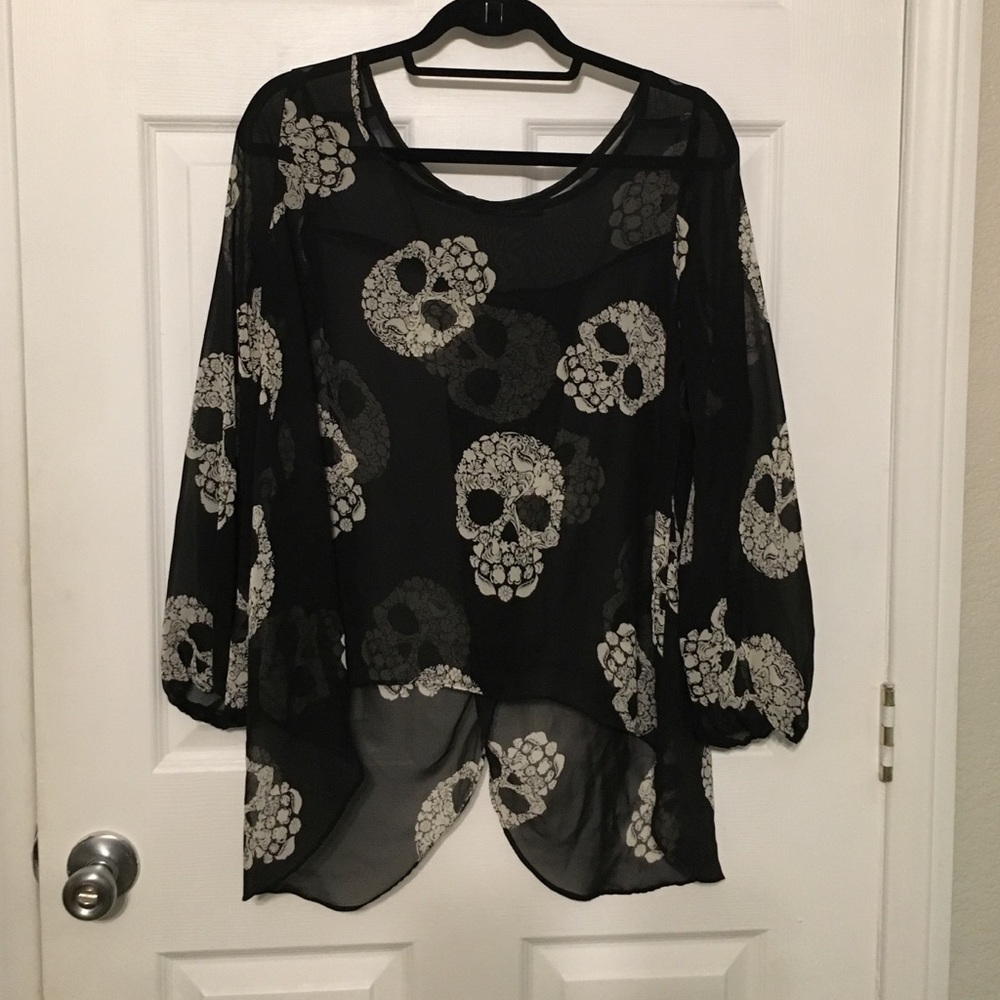 Black skull top