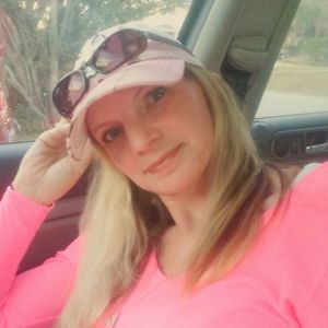 Meet your Posher, Adrianne