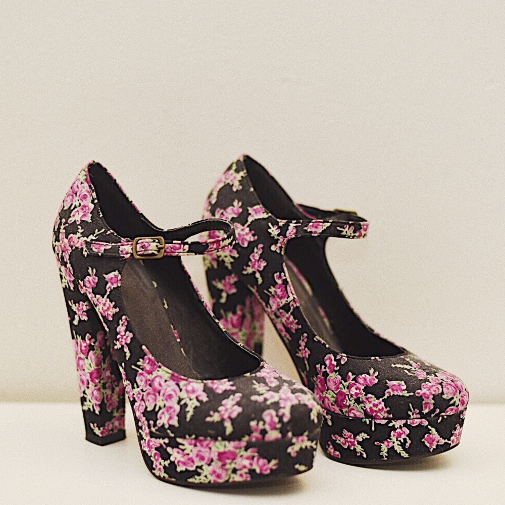 FLASH SALE! FOREVER21 PLATFORM FLORAL MARYJANES