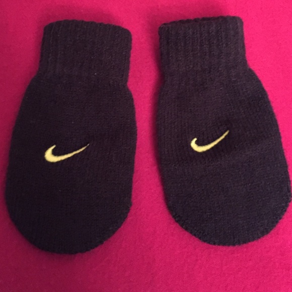 ONLY 1! Nike Infant Hat & Mittens 2 Piece Set - Picture 3 of 4