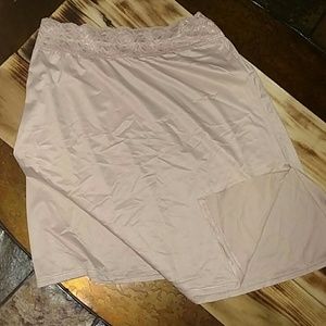 LOWEST $$!! NWOT! VASSARETTE HALF SLIP