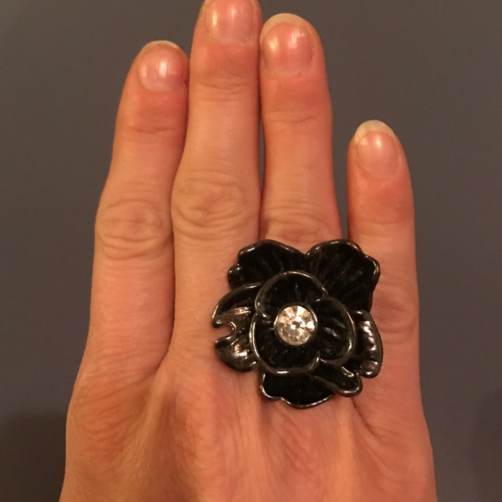 Flower ring with jewel