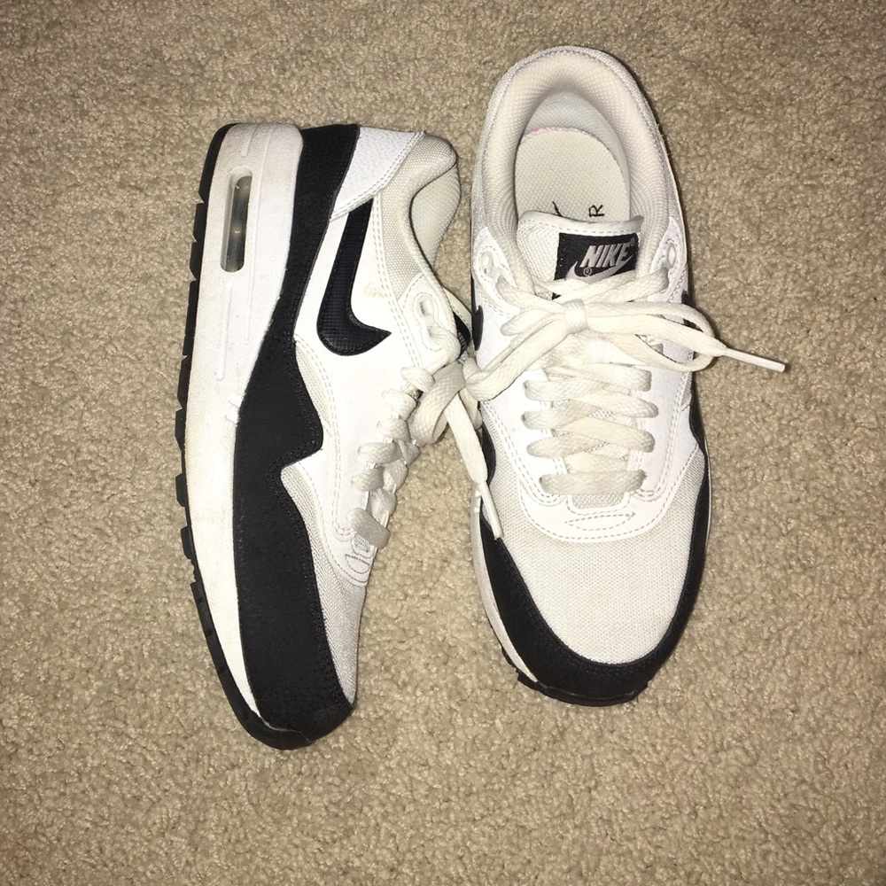 Nike air max black and white