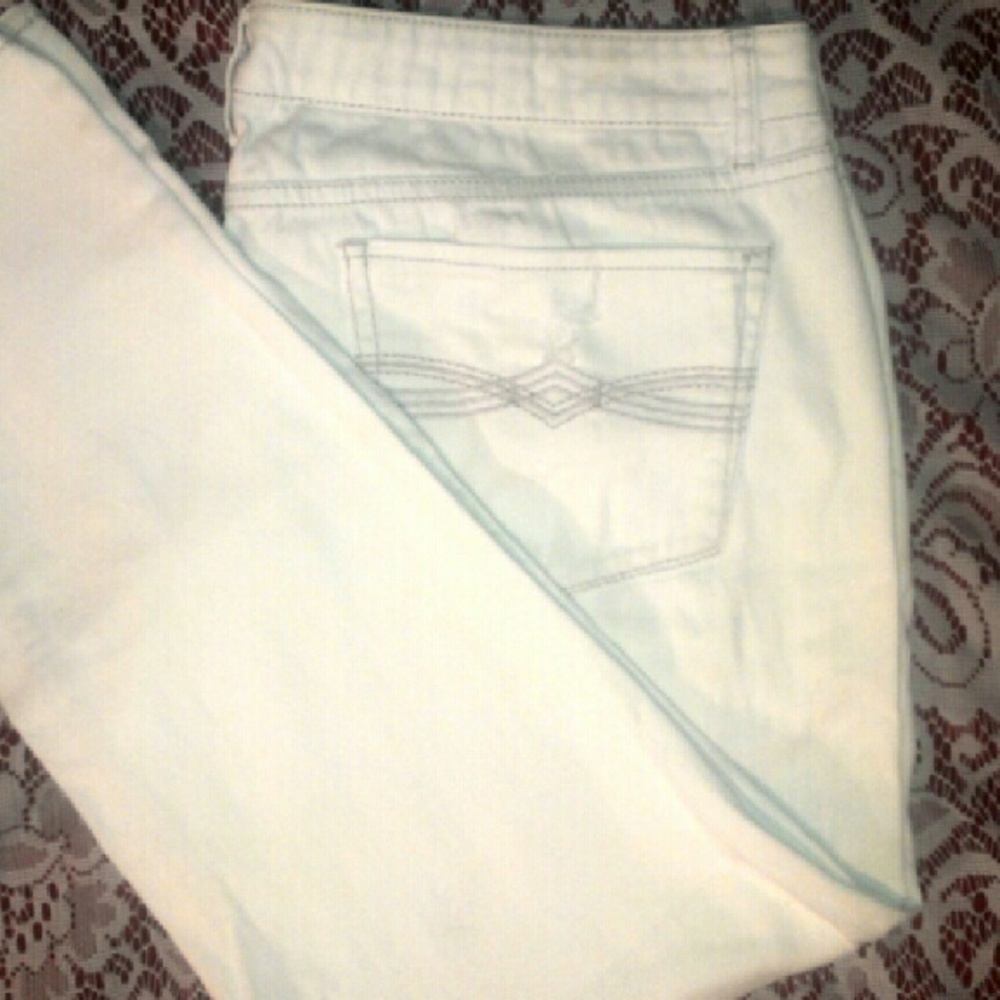 MUDD WHITE straight leg distress jeans