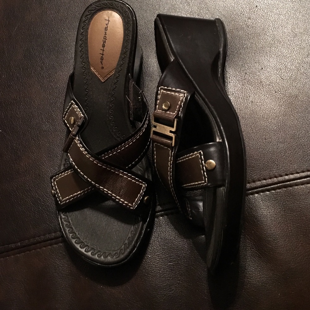 Trendsetter Izzy Sz 7 brown wedge heel sandals