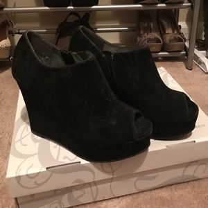 Black peekaboo wedges