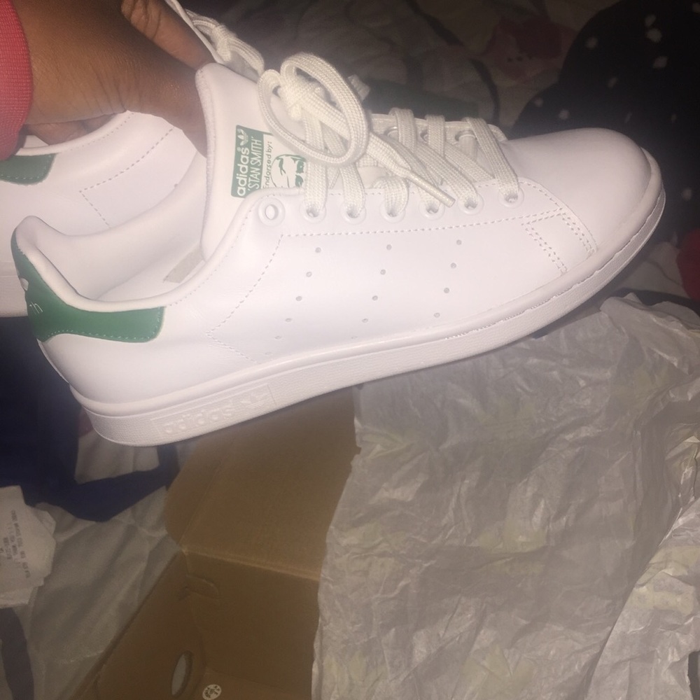 GREEN AND WHITE STAN SMITHS (BRAND NEW) NEEDGONE