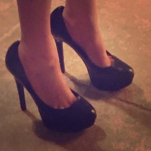 Black leather pumps- Blake Scott