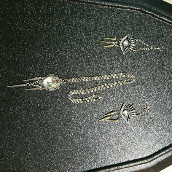 Necklace with earings - Picture 1 of 3