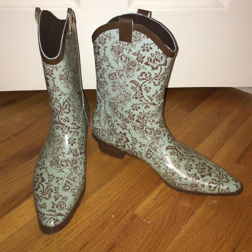 Tamara Henriques rain boots