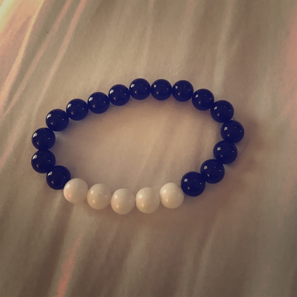 Elastic beaded bracelet