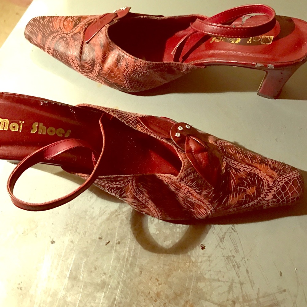 I'm selling a pair of heels