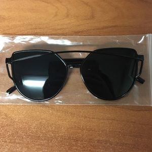 Black sunglasses cat eye